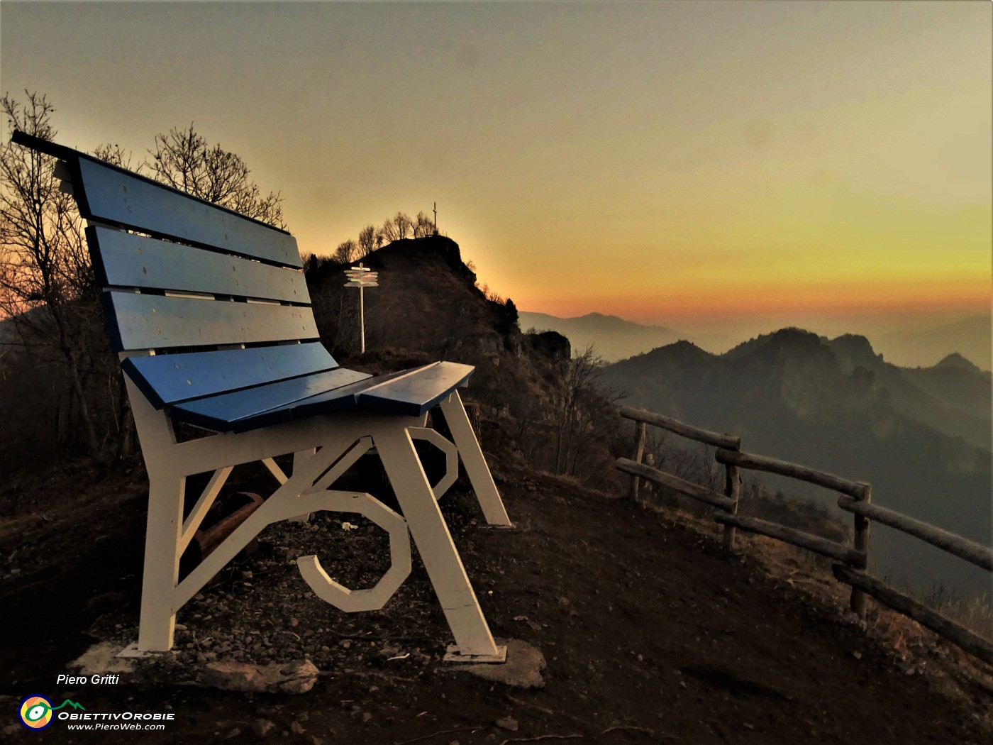 06 Tramonto alla Panchina Gigante (Big Bench 158) sul Monte Corno.JPG